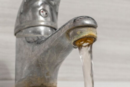 Какво представляват петна от твърда вода и как да ги премахнете