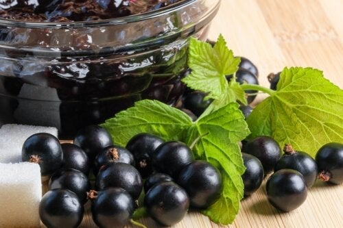 Касис или черно френско грозде: употреби, хранене и свойства