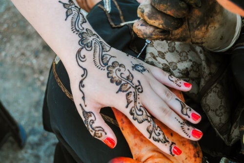 Какви са рисковете от използването на черна къна за татуировки?