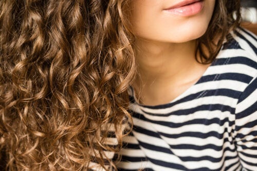 9 трика за накъдряне на косата без използване на топлина