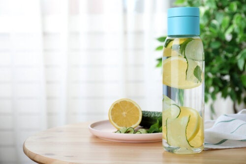 Причини, поради които трябва да пиете вода с краставици и лимон