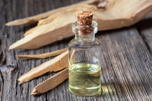 Масло от сандалово дърво: ползи, употреби и странични ефекти