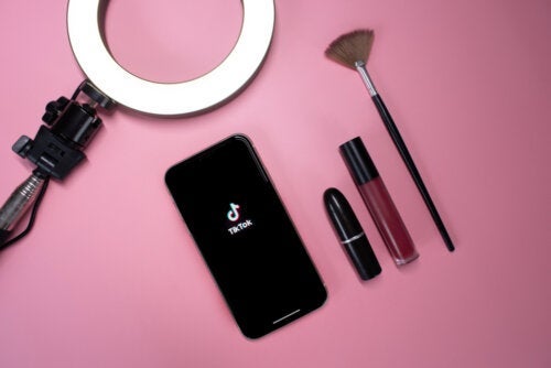 Еднослоен грим: Какво представлява тази тенденция за красота в TikTok?