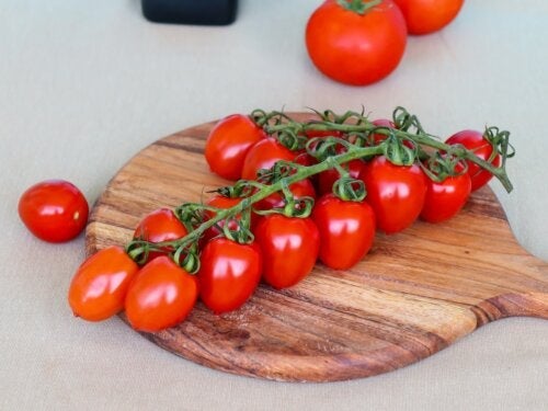 Чери доматите: хранителни вещества, ползи и приложение