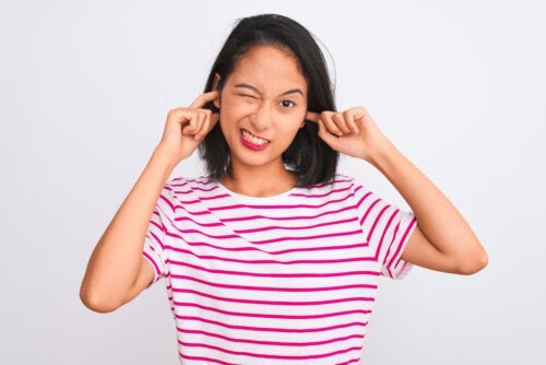 Запушени уши: 12 възможни причини и лечение