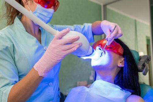 Избелването на зъби с LED лампа: предимства, недостатъци и грижа