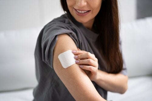 Какво представлява контрацептивният пластир и как действа?