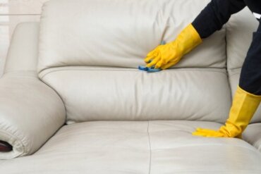 Съвети за поддръжка на диван от изкуствена кожа