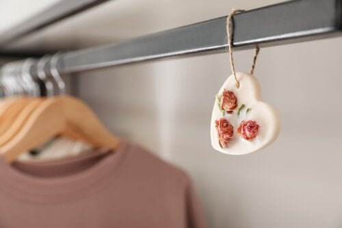 Как да запазите миризмата на свежест на дрехите в гардероба