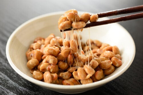 Natto, полутечна японска храна, която осигурява пробиотици