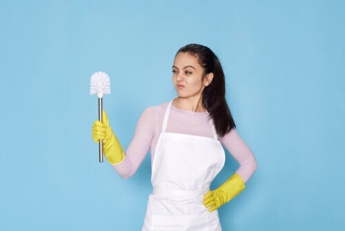Научете как да почиствате и дезинфекцирате инструментите за почистване