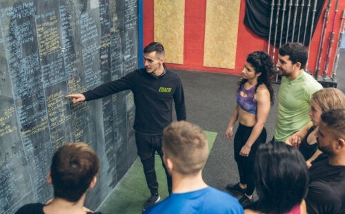 Рутината EMOM в Crossfit: какво е това и как можете да го направите?
