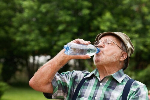 Поддържане на хидратация: Ключът към по-дълъг живот?