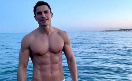 4 упражнения, за да имате гръдните мускули на Алекс Гонсалес