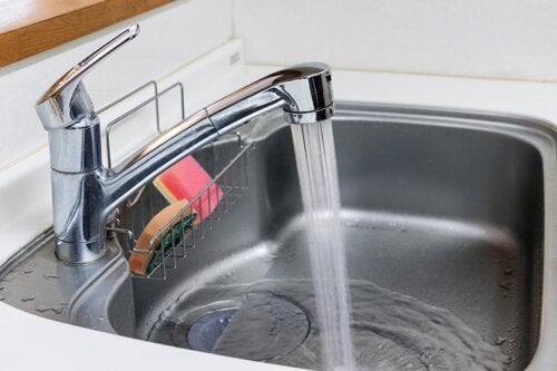 Как да почистите мивката, за да предотвратите миризмите: от крана до сифона
