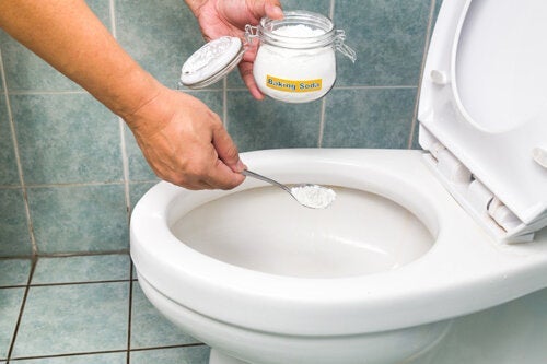 Лесни, ефикасни трикове за отпушване на тоалетна без бутало