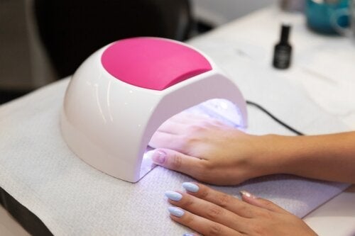Могат ли UV сушилните за лак за нокти да причинят рак на кожата?