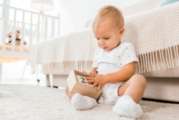 Какво е постоянство на обекта и кога се появява при бебета?